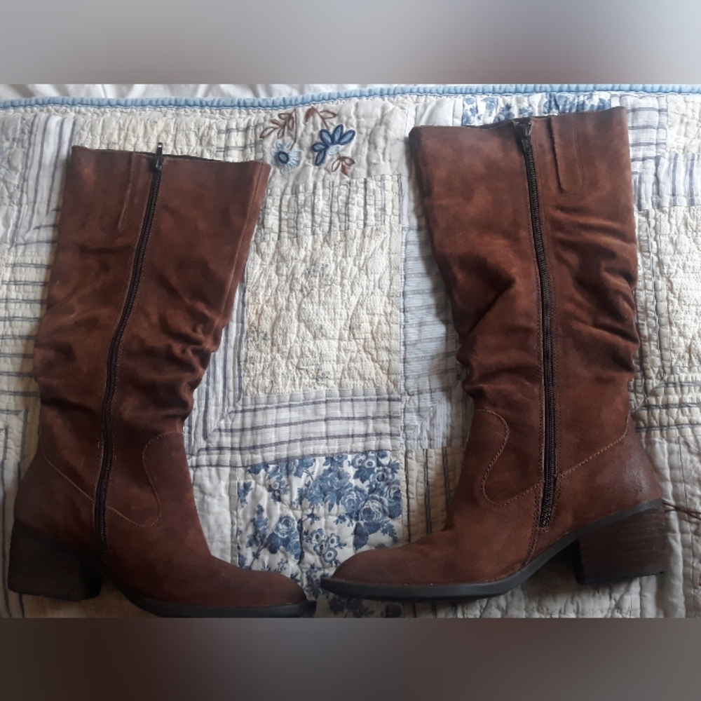 Born brown suede boots